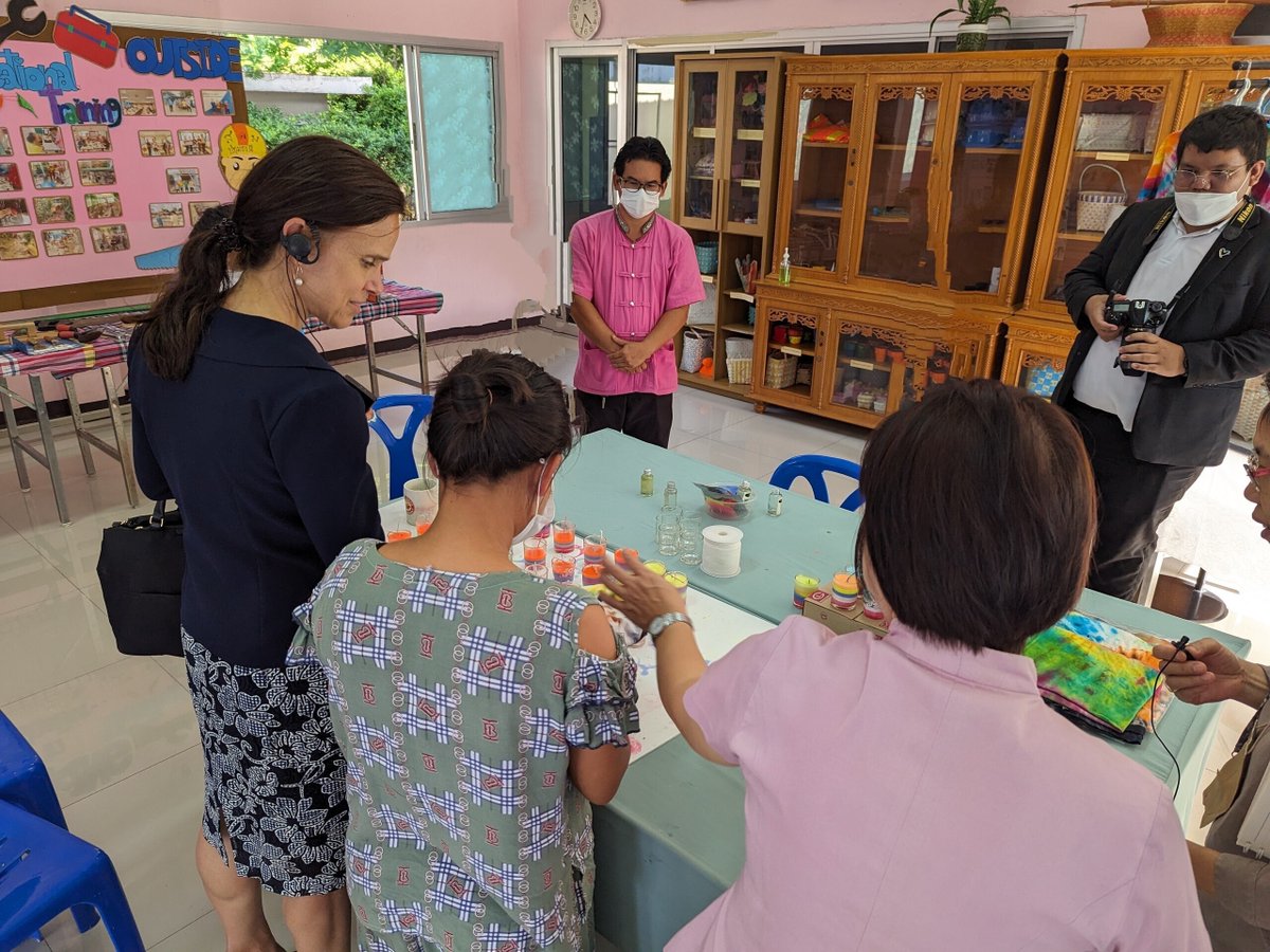 Fantastic to see firsthand the counselling room, childcare, medical and other facilities with a gender focus at the Pathumthani Shelter in Bangkok. Insightful discussion with 🇹🇭MSDHS & 🇦🇺 #ASEANACT on the protection & assistance of victim-survivors to #EndHumanTrafficking