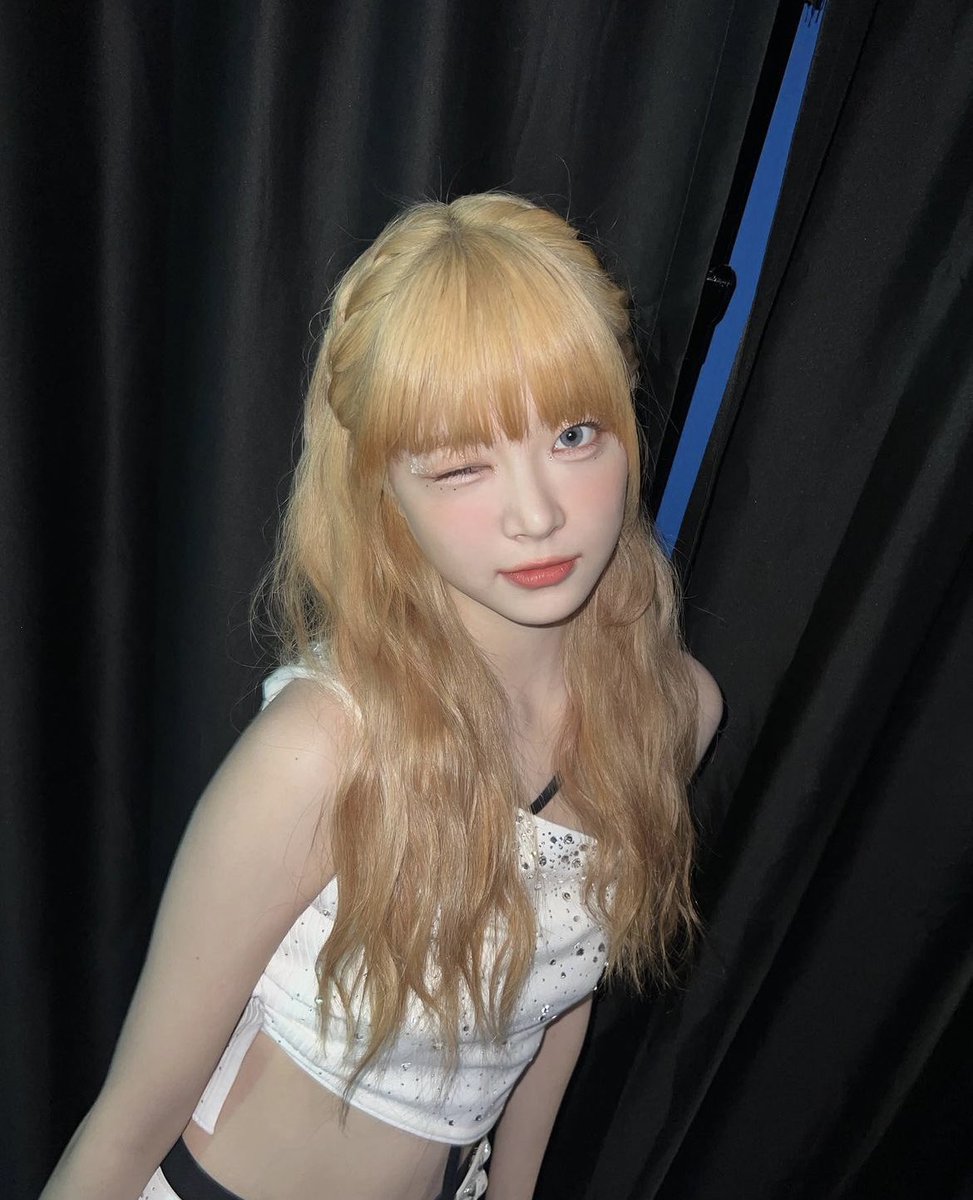 honginchae's tweet photo. Ladies and gentlemen, the moment you’ve all been waiting for... blonde!Manchae pictures have dropped!ヾ(≧∇≦*)ゝ https://t.co/Y5ldVoYI56