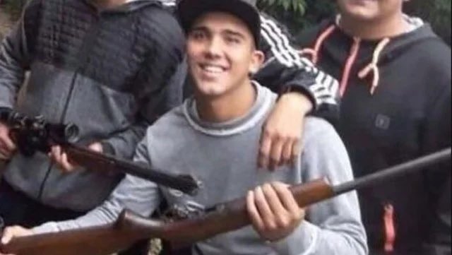 *Milei legaliza las armas*

Bebeblo llegando al CARD: