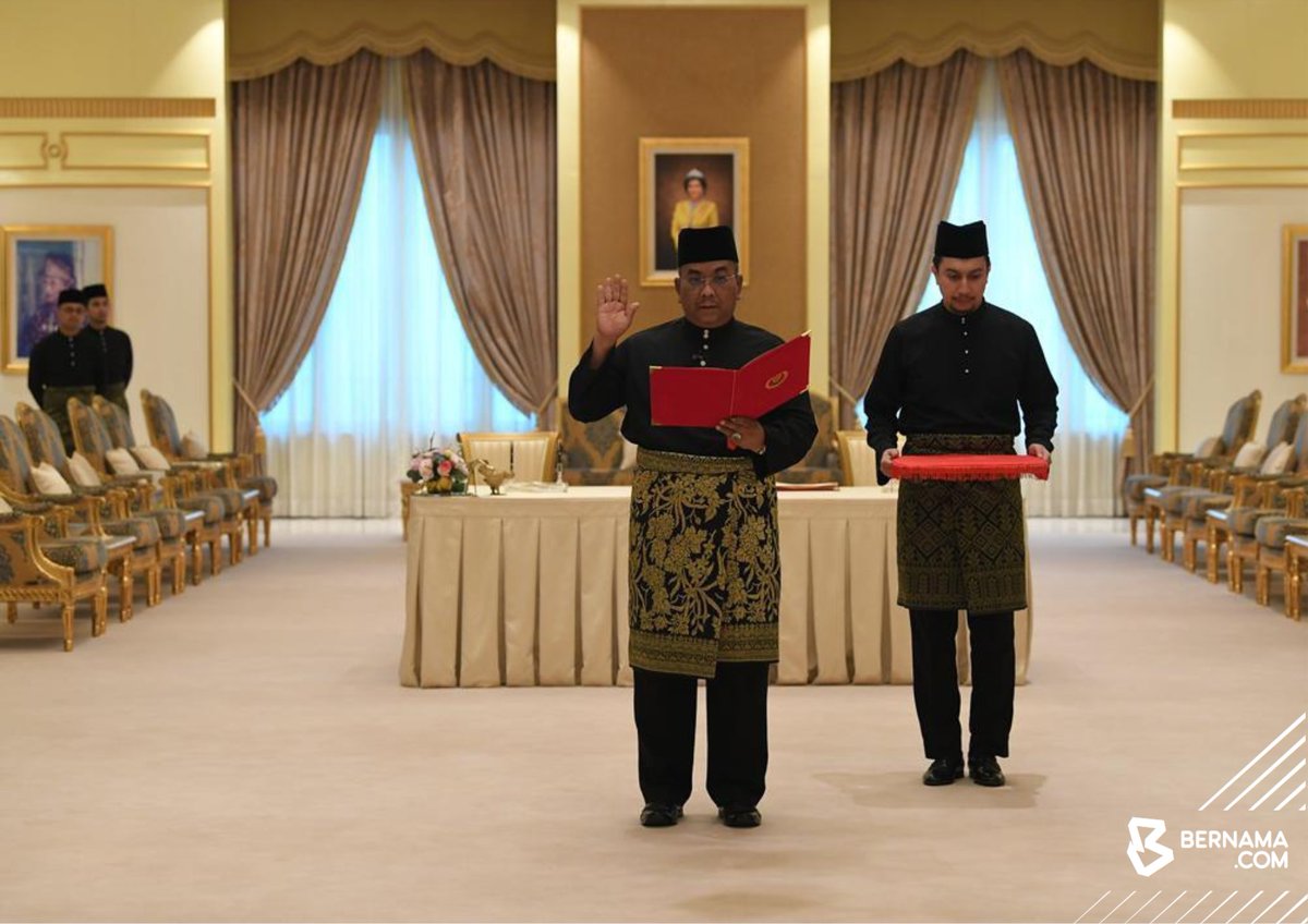 bernamadotcom's tweet photo. [TERKINI] ADUN Jeneri Muhammad Sanusi Md Nor angkat sumpah Menteri Besar Kedah di Istana Anak Bukit, Alor Setar hari ini.

📸Mohd Adib Hakim Hasri | BERNAMA

#PRN2023 #PRNBernama #PR6N #BernamaNews #BernamaImages #PRNKedah #Kedah https://t.co/xeZuGbAnZs