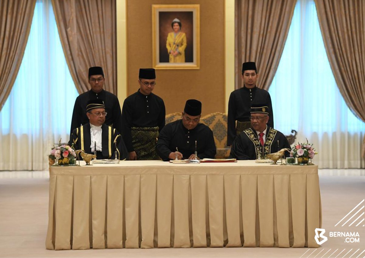 bernamadotcom's tweet photo. [TERKINI] ADUN Jeneri Muhammad Sanusi Md Nor angkat sumpah Menteri Besar Kedah di Istana Anak Bukit, Alor Setar hari ini.

📸Mohd Adib Hakim Hasri | BERNAMA

#PRN2023 #PRNBernama #PR6N #BernamaNews #BernamaImages #PRNKedah #Kedah https://t.co/xeZuGbAnZs