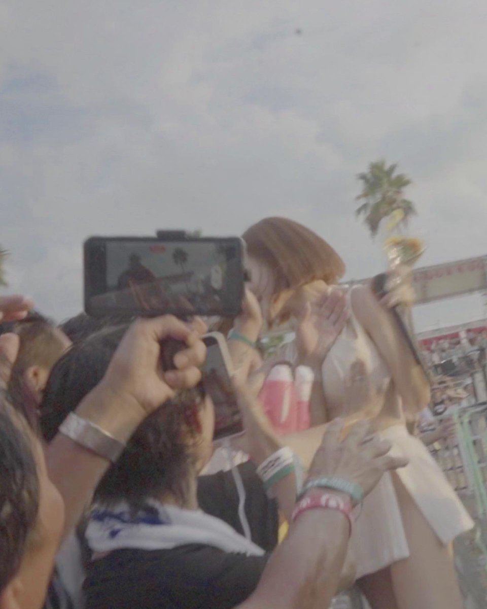 あまりにも大きな衝撃を受けて未だに怖くて手が震えています···
その時、とても驚いて怖かったですが、
一方で私を見て泣いて喜んでくれて好きと伝えてくれる素敵なファンの方々もいて、一旦最後までやりきろうと最大限平気なふりを頑張りました。
今はホテルに戻ってきましたが、
未だにとても怖です