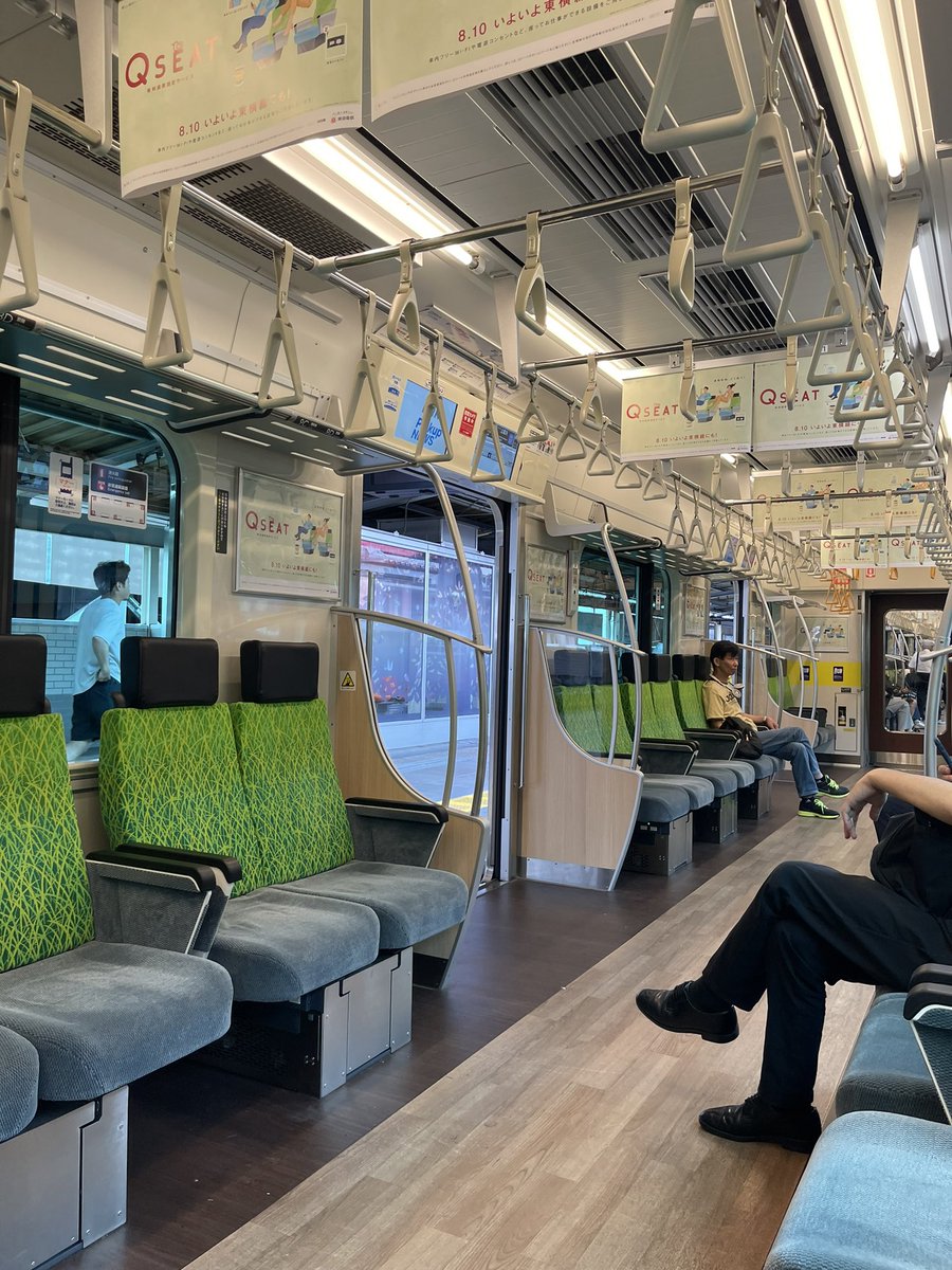 ありゃ？！相鉄線の1両だけがこんな座席になってるけどなんで？