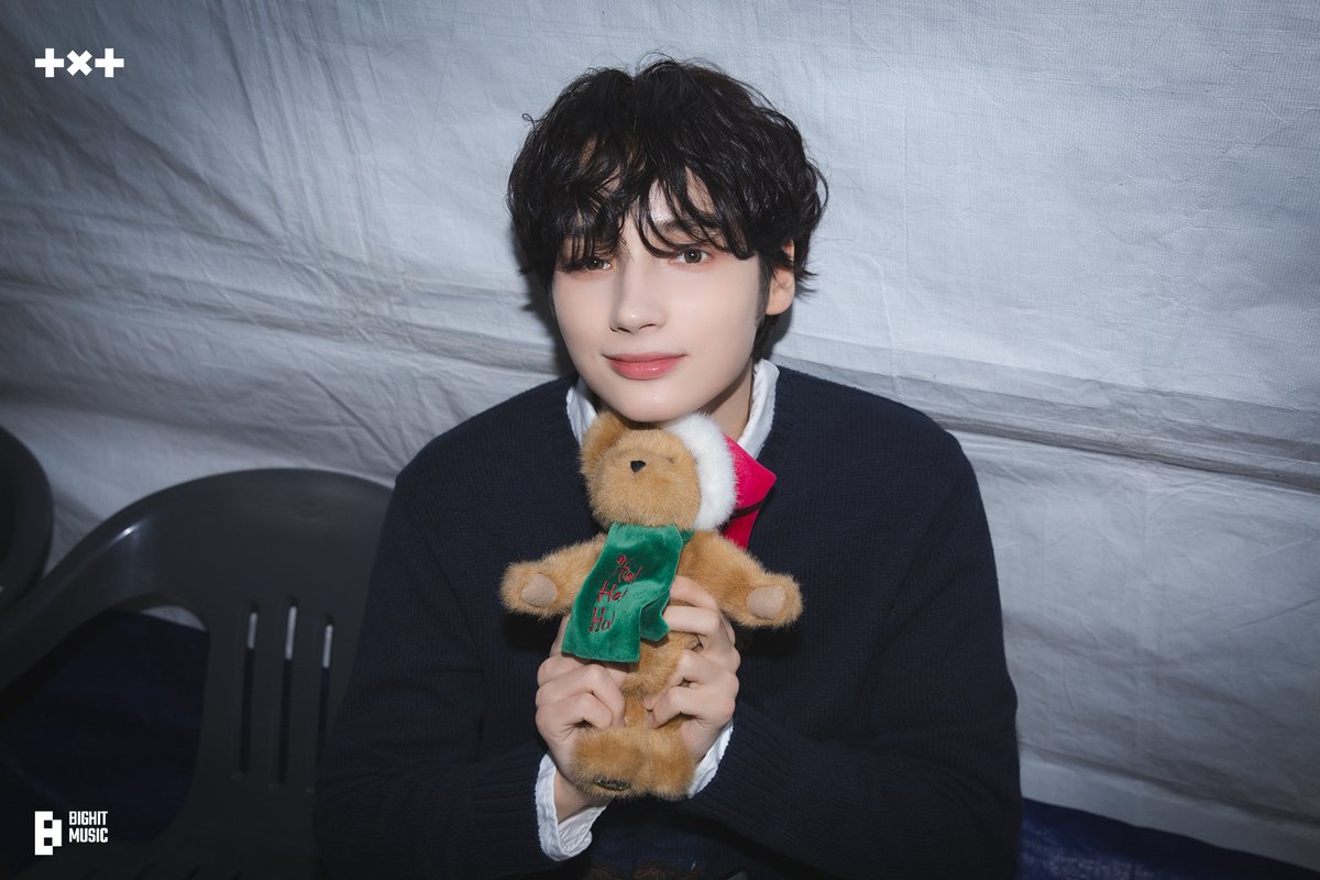 [#휴닝생일_txt]
🐧🎉

More photos @ (weverse.io/txt/media/2-12…)