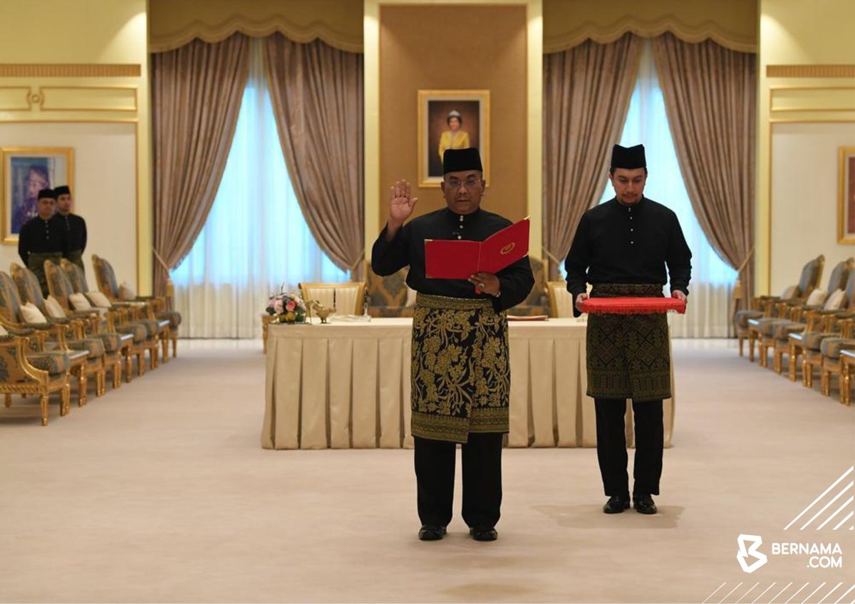 BernamaTV's tweet photo. [TERKINI] ADUN Jeneri Muhammad Sanusi Md Nor angkat sumpah Menteri Besar Kedah di Istana Anak Bukit, Alor Setar hari ini.

📷 : Mohd Adib Hakim Hasri | BERNAMA

#PR6N #AndaPenentu #PRNKedah https://t.co/Tei6BkWHrn