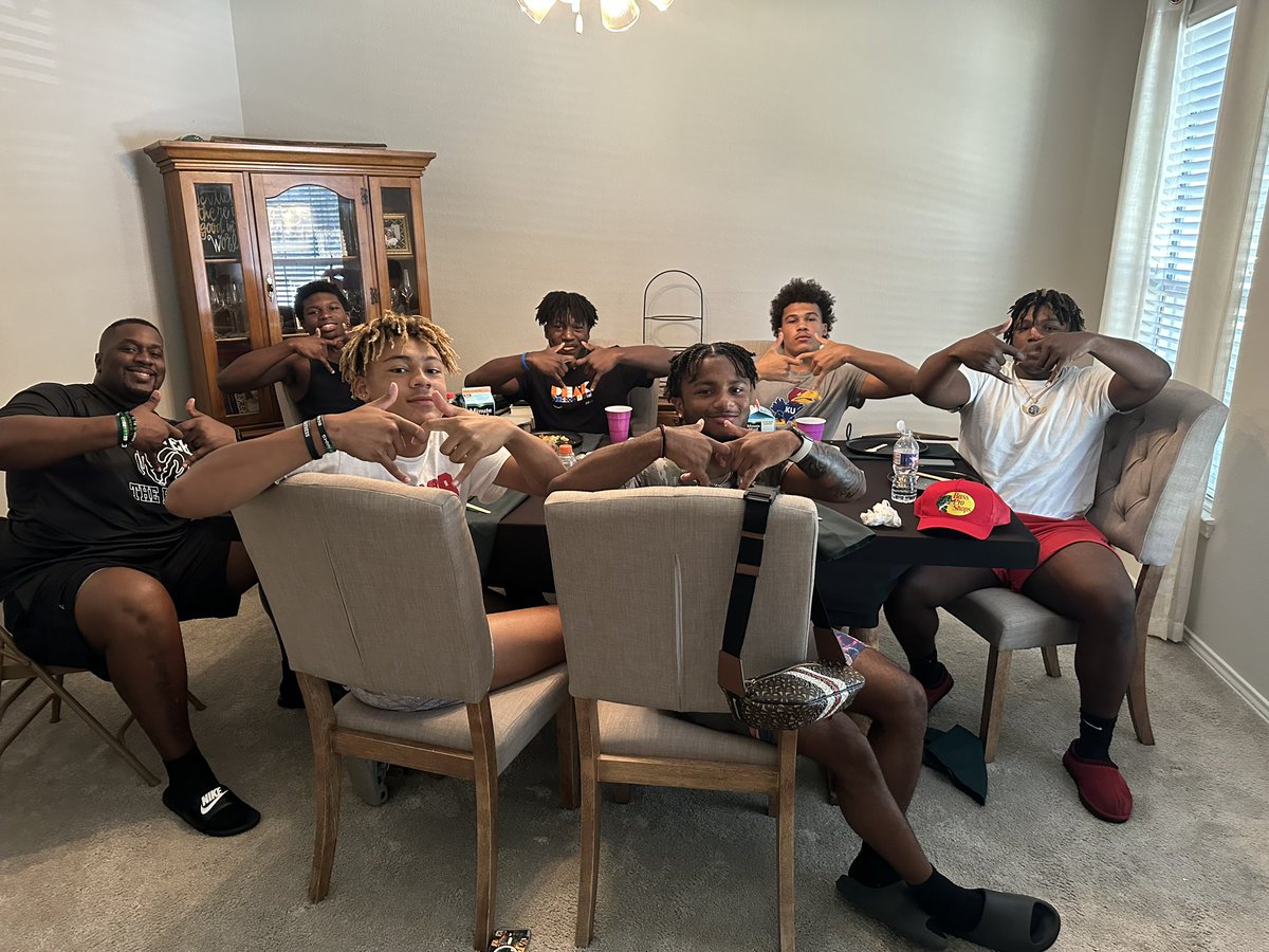 CoachNine7's tweet photo. Annual Captains Brunch. 

Salute to the 7 young men who were selected to lead this team.

LEADERS LEAD! #ProtectTheBrand https://t.co/B9NAOng7P3