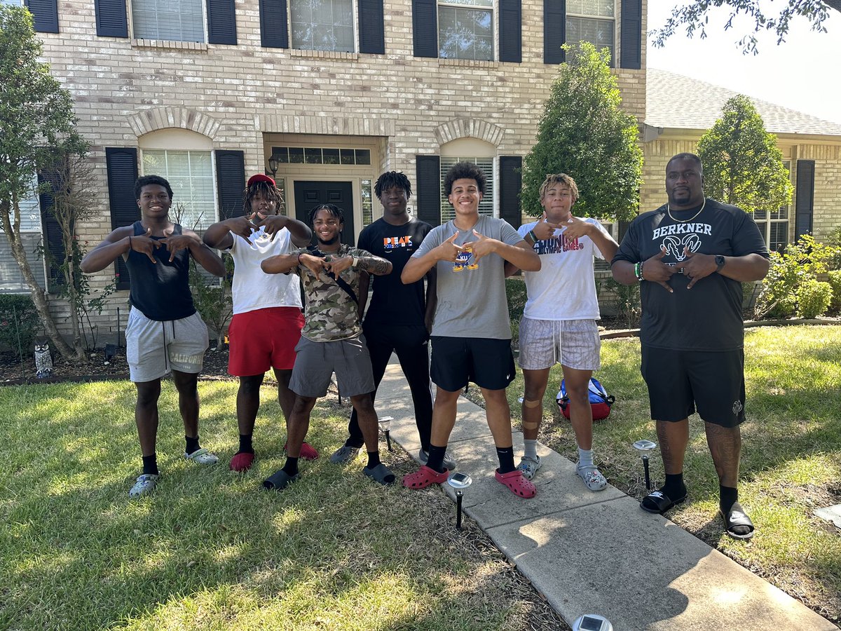 CoachNine7's tweet photo. Annual Captains Brunch. 

Salute to the 7 young men who were selected to lead this team.

LEADERS LEAD! #ProtectTheBrand https://t.co/B9NAOng7P3
