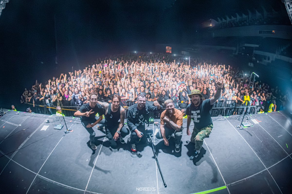 silverstein's tweet photo. 🇲🇽 Mexico was 🤯
Thank YOU 🤘 https://t.co/TKHIGEtcEC