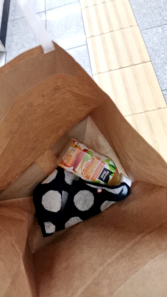ing__since2018's tweet photo. 熱海駅の新幹線駅内の女子トイレで陸路ーおじさんわすれたらりくろーおじさんだけ逃げたようだ。。
悲しい、日本ってこゆの届けてくれそうなのに、、悲しい
#りくろーおじさん脱走
#悲しい
#りくろーおじさん https://t.co/jy8wDGyHX8