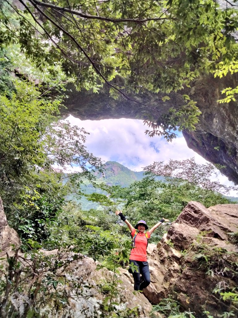 amamitsuki2011's tweet photo. ✅8/13〜8/20まで夏休みをいただいています。

昨日は台風前に低山登山🏔
愛知の明神山へ…乳岩峡から乳岩の通天門へ登ったり…鎖場に梯子に馬の背に手足四本で登ったりと標高1016mの山でもフルコースで楽しみました🍃
久しぶりにおひとりさま登山は全行程6時間でたっぷり汗かきました💦 https://t.co/3zdtcgmnKV