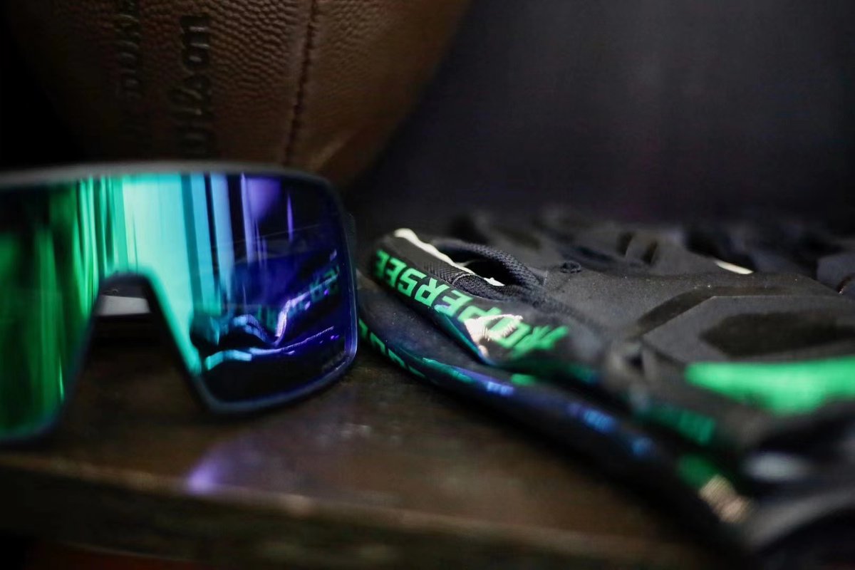 TROPERSEE's tweet photo. TROPERSEE gloves 3.0 drop Wednesday🏈🉑#TROPERSEE #FOOTBALLGLOVES https://t.co/I8XczlKfCl
