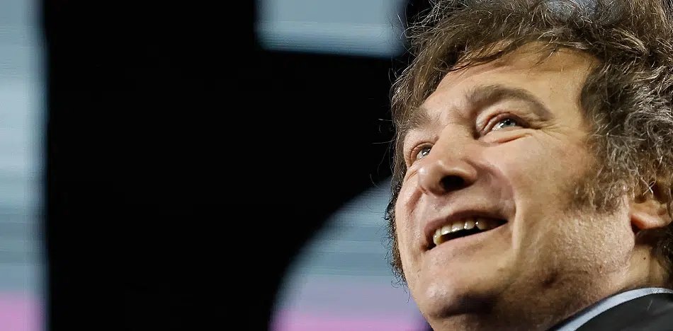 _NOALCOMUNISMO's tweet photo. JAVIER MILEI HACE HISTORIA Y PONE A TEMBLAR A TODOS LOS COMUNISTAS EN LA REGIÓN
Gana con números contundentes para el status quo de la política argentina y planta un escenario que mantiene atentos a analistas y a naciones vecinas. Que un político liberal en lo económico y defensor de la vida y de los valores morales se abra camino de esa manera y en una región con tendencia izquierdista —y a cuyos líderes les sobran escándalos por corrupción— sin duda mueve el tablero y trastorna a gobiernos cómplices del peronismo, representado actualmente por Alberto Fernández.