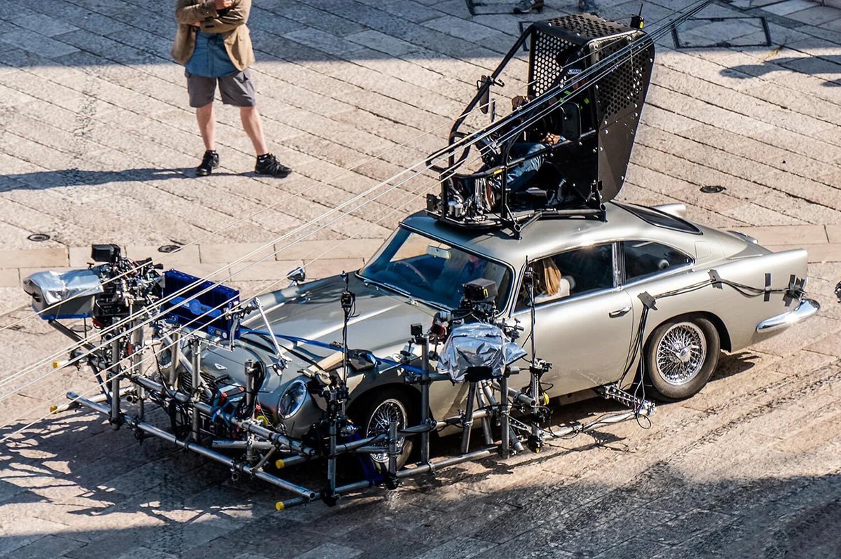 BudgetDude's tweet photo. Look at the kind of Behind the Scenes stuff that goes on to make a Bond movie!
Unreal!
TY to #Thunderballs for all they do wth Bond pics. https://t.co/7yKP6KN7j4