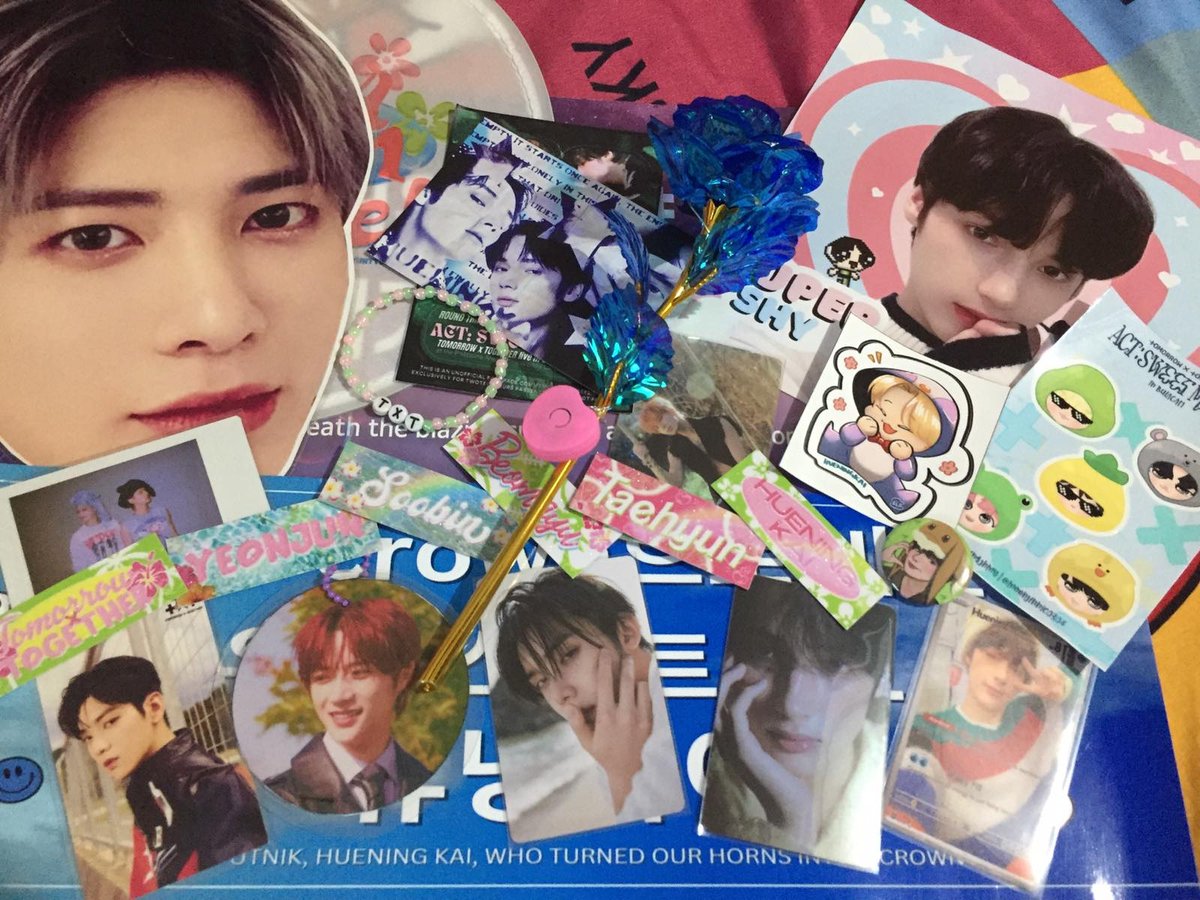 macmac8719's tweet photo. Thank you sa freebies! MOAs you're the sweetest! 🤗❤️ #TXTinBulacan #TXT_ASM_TOUR_in_BULACAN 

Napulot ko si Taehyun bubble head sorry kanino ka man 😅

That Yeonjun PC tho huhu thank you! https://t.co/ktw7I8PcLd