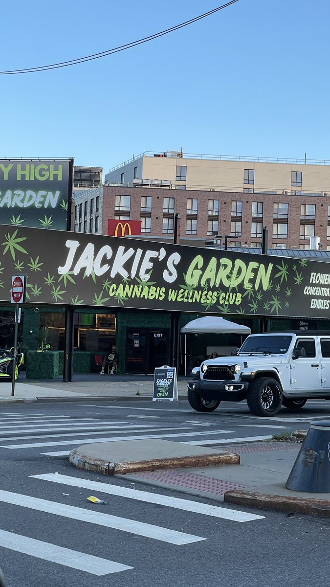 JaeMetaX's tweet photo. THE WALKING BILLBOARD #NYC
WE TRIPPY TODAY & OUTSIDE TOUCHING GRASS
#Sponsorship
#BigFacts
PUT IT ON A WINE BOTTLE GETTING PAID 4 MY NFT IP RIGHTS USAGE & BRANDING
MADE BY APES
π¦Ύπ¦Ύπ¦Ύ
@HalfBAYCD
@ApeBeverages
#SagActor
@MutantGrape
ONLY IN #NYC
@White_Jae https://t.co/V71dI8mjIv
