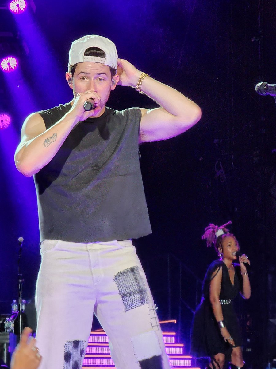 QueeenKellz3's tweet photo. When I tell you I went FERAL when this man came out in this outfit 🥵🥵 https://t.co/mDRccvl1Ss