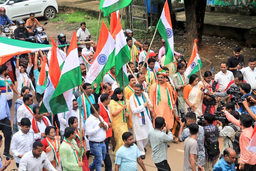 dpradhanbjp's tweet photo. ୭୭ତମ ସ୍ୱାଧୀନତା ଦିବସର ଅବ୍ୟବହିତ ପୂର୍ବରୁ ପ୍ରଧାନମନ୍ତ୍ରୀ @narendramodi ଙ୍କ ଆହ୍ୱାନ କ୍ରମେ ଭୁବନେଶ୍ୱର ଠାରେ ଆୟୋଜିତ #HarGharTiranga ପଦଯାତ୍ରାରେ ସାମିଲ ହେଲି । 

ଆସନ୍ତୁ, ଆମେ ସମସ୍ତେ ଦେଶଭକ୍ତିର ଭାବନାରେ ଏହି ‘ହର୍‌ ଘର୍‌ ତ୍ରିରଙ୍ଗା’ ଯାତ୍ରାରେ ସାମିଲ ହେବା ଓ ନିଜ ଘରେ ରାଷ୍ଟ୍ରୀୟ ଧ୍ୱଜା ଉତ୍ତୋଳନ କରିବା ସହ ଜାତୀୟ ଏକତା, ଶାନ୍ତି ଓ ସାମାଜିକ ସୌହାର୍ଦ୍ଦ୍ୟର ବାର୍ତ୍ତା ବାଣ୍ଟିବା ।
