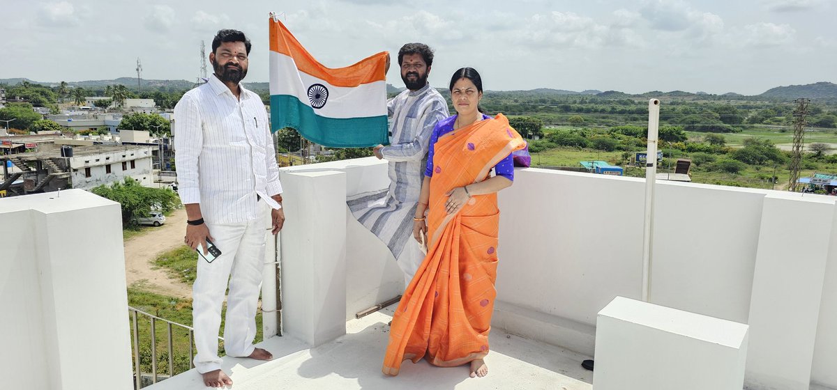 BashaKoppu's tweet photo. అజాదిక అమృత్తోత్సవంలో భాగంగా హర్ ఘార్ తిరంగా కార్యక్రమంలో భాగంగా జాతీయ జెండా ఎగరావేయడం జరిగింది @kishanreddybjp @bandisanjay_bjp @sunilbansalbjp @LalSinghArya @scmorchatelangana https://t.co/eWOsCWVGXv