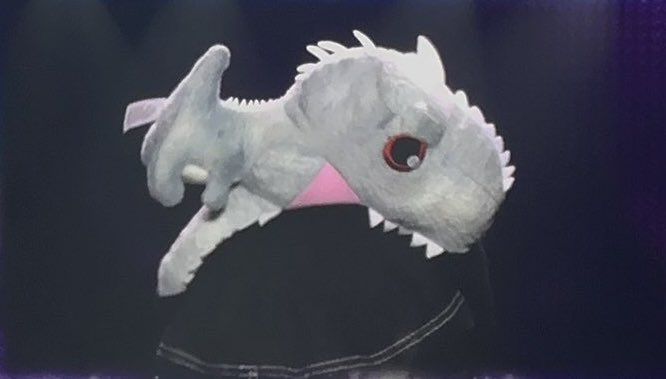 ujiminphoria's tweet photo. It’s the way Karina keeps shaking her head and checking the big screen to see that dinosaur plushie on her head. She’s so cute🥹😭 https://t.co/s9dR2n0uAI