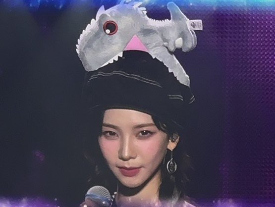 ujiminphoria's tweet photo. It’s the way Karina keeps shaking her head and checking the big screen to see that dinosaur plushie on her head. She’s so cute🥹😭 https://t.co/s9dR2n0uAI
