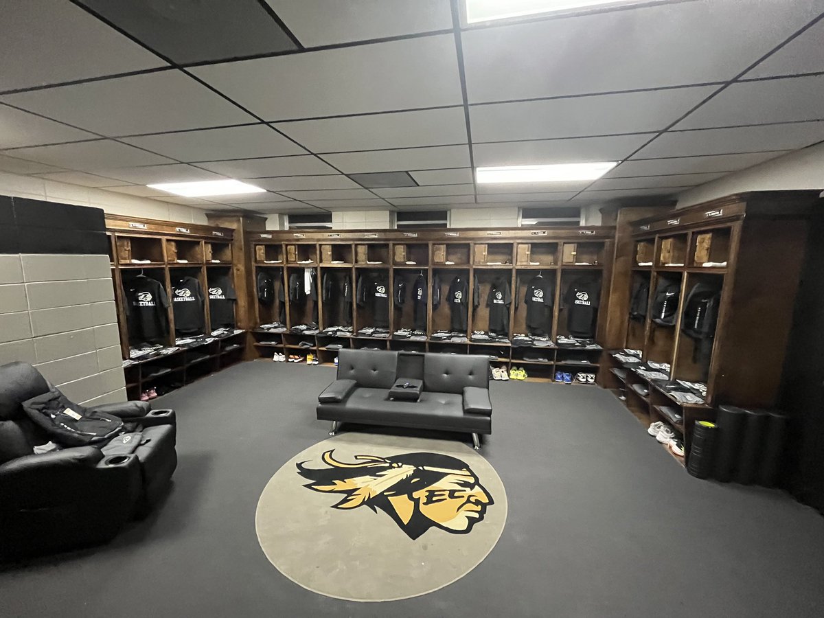 DylanShields92's tweet photo. First team meeting of the year tonight has me fired up‼️ Can’t wait to watch this group grow together. #MakeGoodChoices #MakeEveryEffort https://t.co/qnwij95KHZ