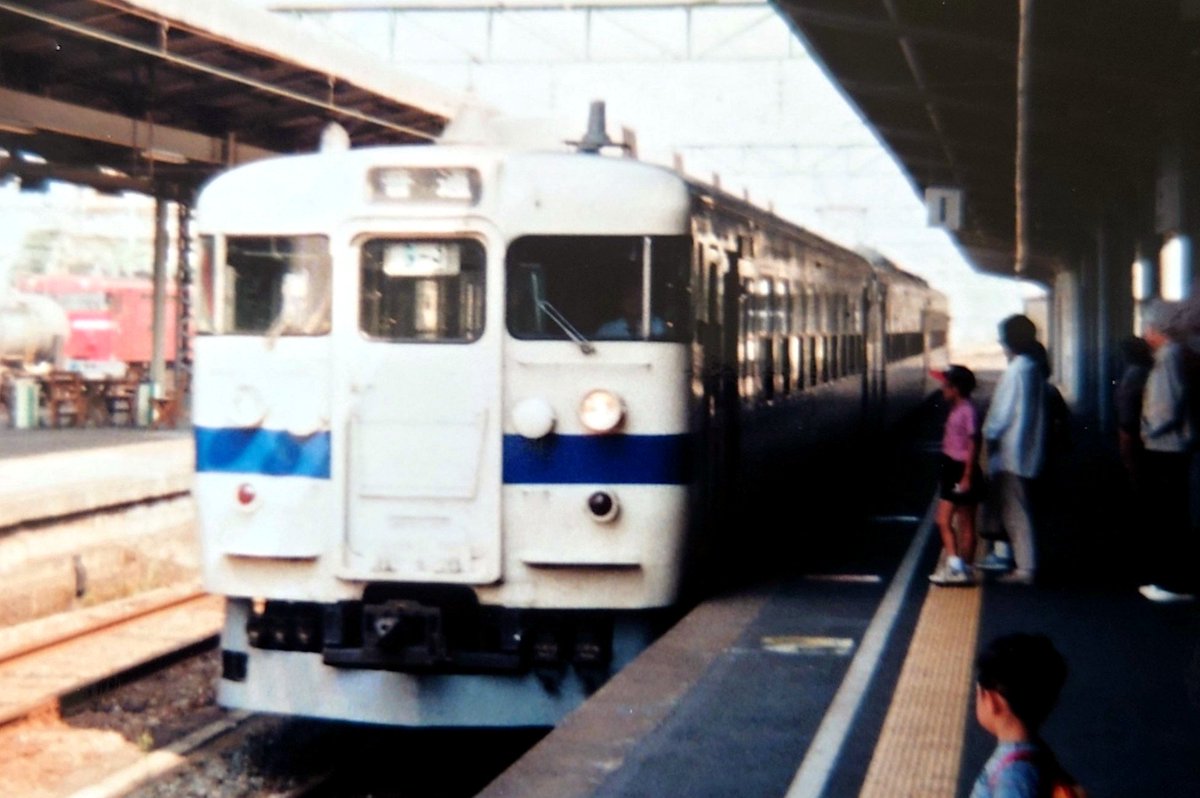 平成9年大牟田駅で撮影の475系。
1番ホームから、恐らくは隣の銀水駅発の熊本方面列車であったようです。
編成は番号をよく見ますと3両目にグリーン車改造のクハ455−604を連結しましたGK31編成でしたが、車内撮影画像がない事から恐らく3両目に座っていなかったようです😅