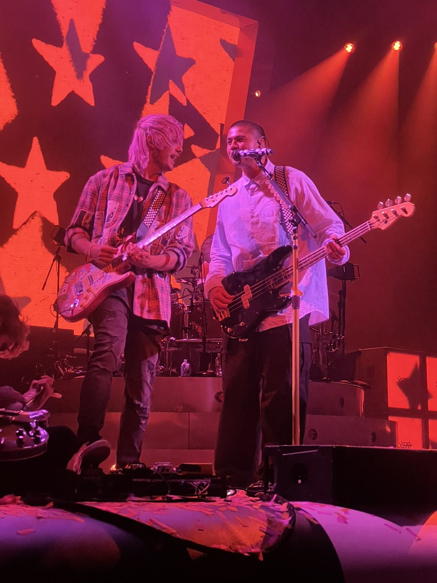 itsbluemymind's tweet photo. I love you boston muah #5sosboston https://t.co/fmU4hEGest