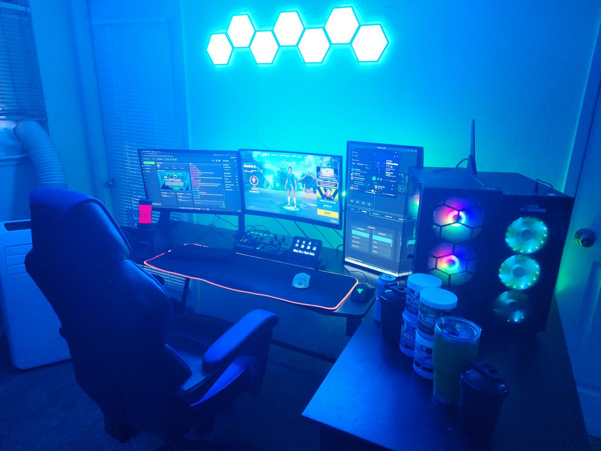 ProvidenFN's tweet photo. @Vermaxtv Here it is! The cords look a bit messy, but I am working on getting another cable raceway. https://t.co/sZBpkCHyDZ