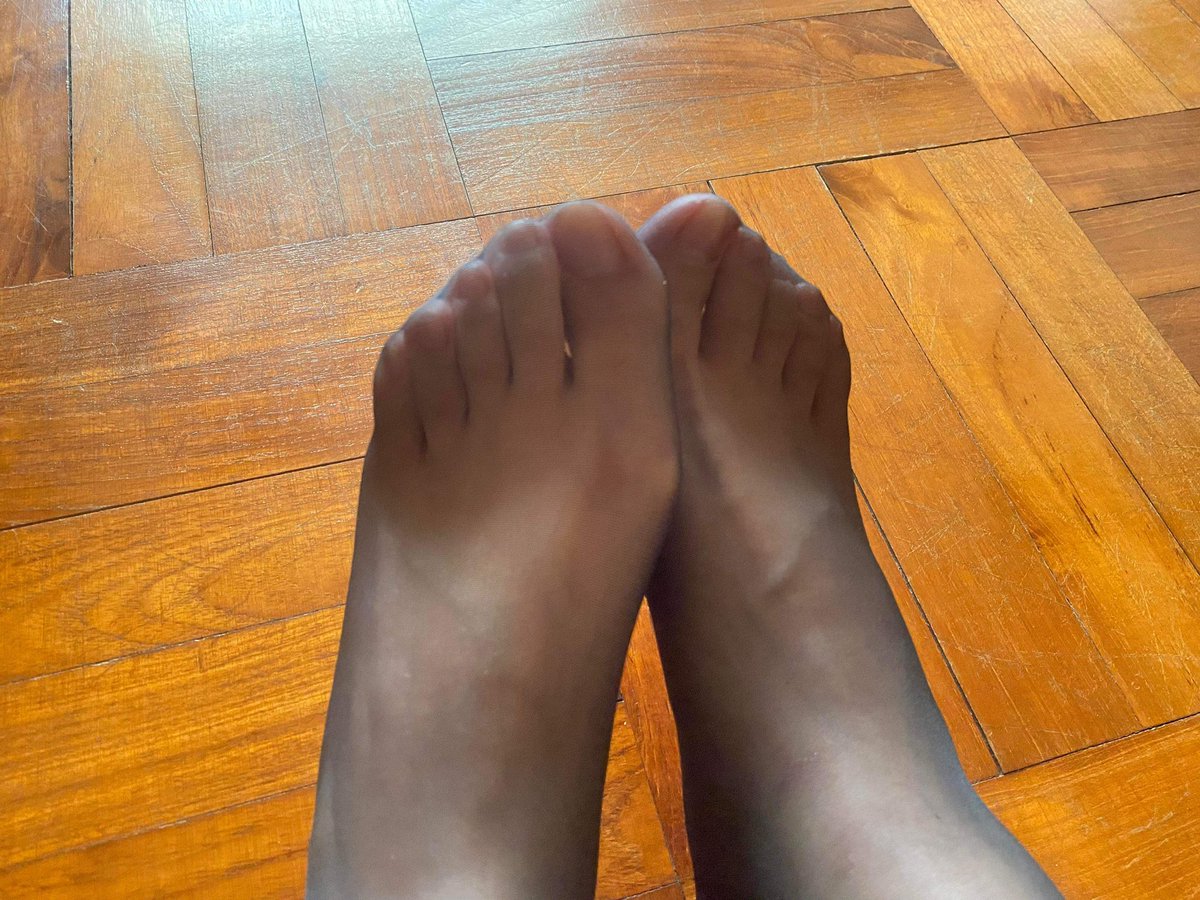 cdniki72's tweet photo. 前陣子忘了穿著拖鞋去哪裡，有個小姐姐看到我的腳趾頭之後説比很多女生還漂亮？真的嗎？
那這樣黑絲好還是膚絲更適合呢？ https://t.co/q88OF87iCT