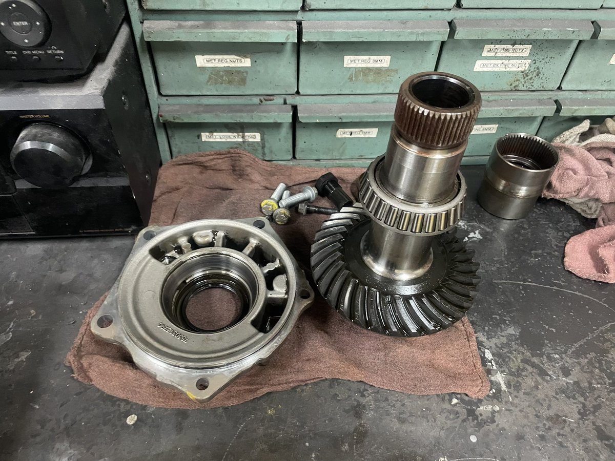 Senorchristoph's tweet photo. This weekend in a nutshell 🚗
Fixing AWD by swapping an Angle Gear Box (Diff.) from a 2015 V50 into my 2012 XC70 #SwedeSpeed #GreatSuccess
@volvocars @VolvoToronto @volvocarcanada https://t.co/xA00y8SkbO