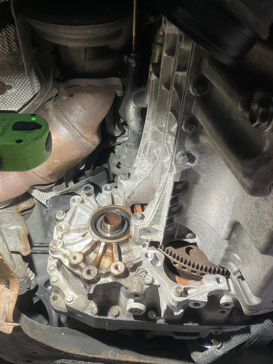 Senorchristoph's tweet photo. This weekend in a nutshell 🚗
Fixing AWD by swapping an Angle Gear Box (Diff.) from a 2015 V50 into my 2012 XC70 #SwedeSpeed #GreatSuccess
@volvocars @VolvoToronto @volvocarcanada https://t.co/xA00y8SkbO