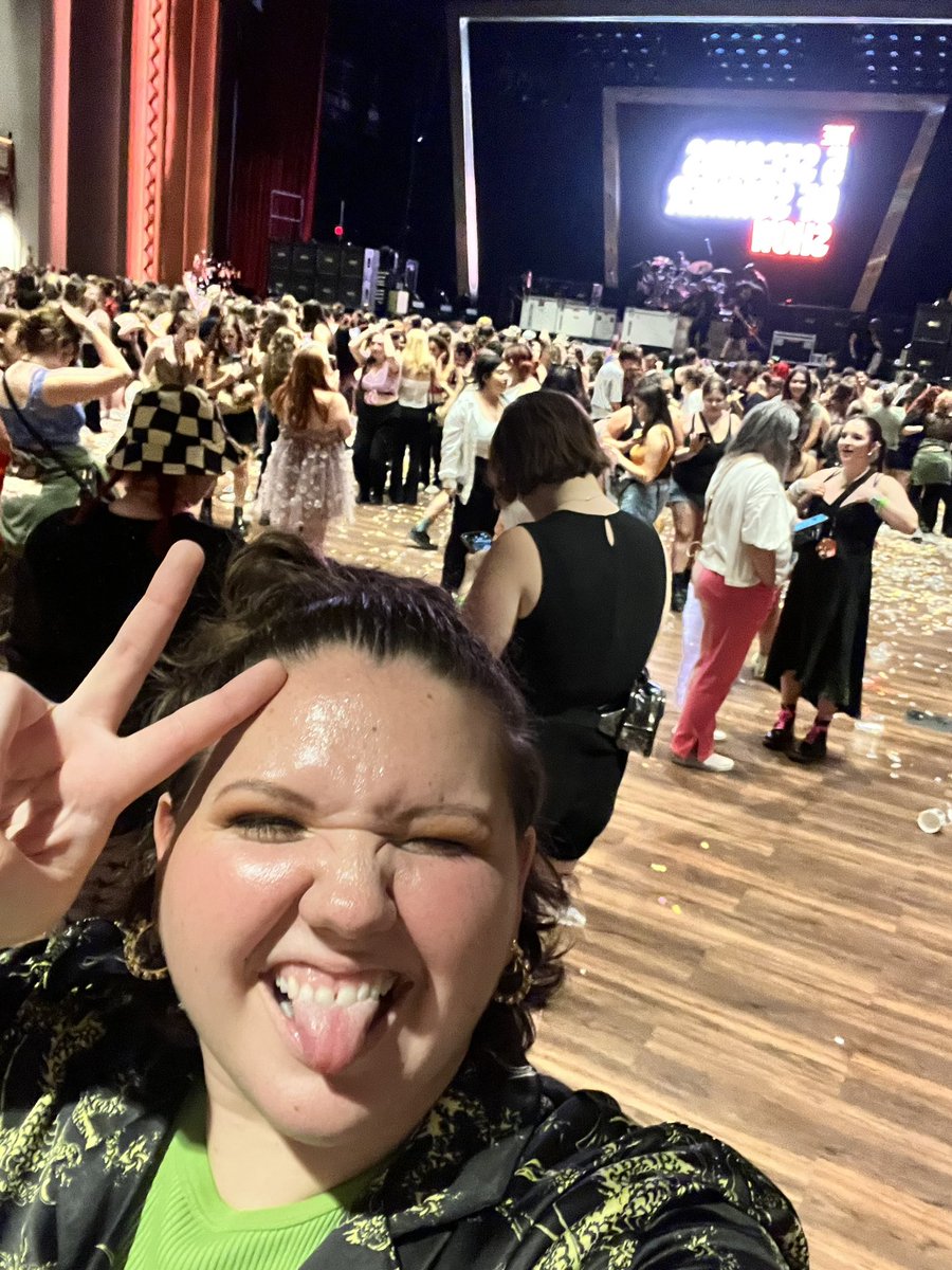 kookooburra97's tweet photo. What a fucking incredible night @5SOS !!!! https://t.co/0s8wiGPaWG