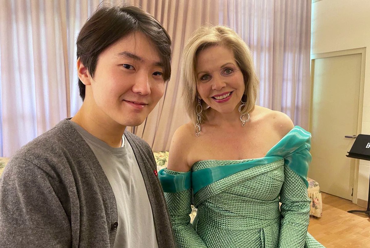 SeongJinCho's tweet photo. Wonderful to be back at @TanglewoodMA with @BostonSymphony and Susanna @MalkkiConductor! What a lovely occasion to meet Anne-Sophie Mutter and @ReneeFleming as well!

© Hilary Scott / BSO https://t.co/2PchrwvfbU
