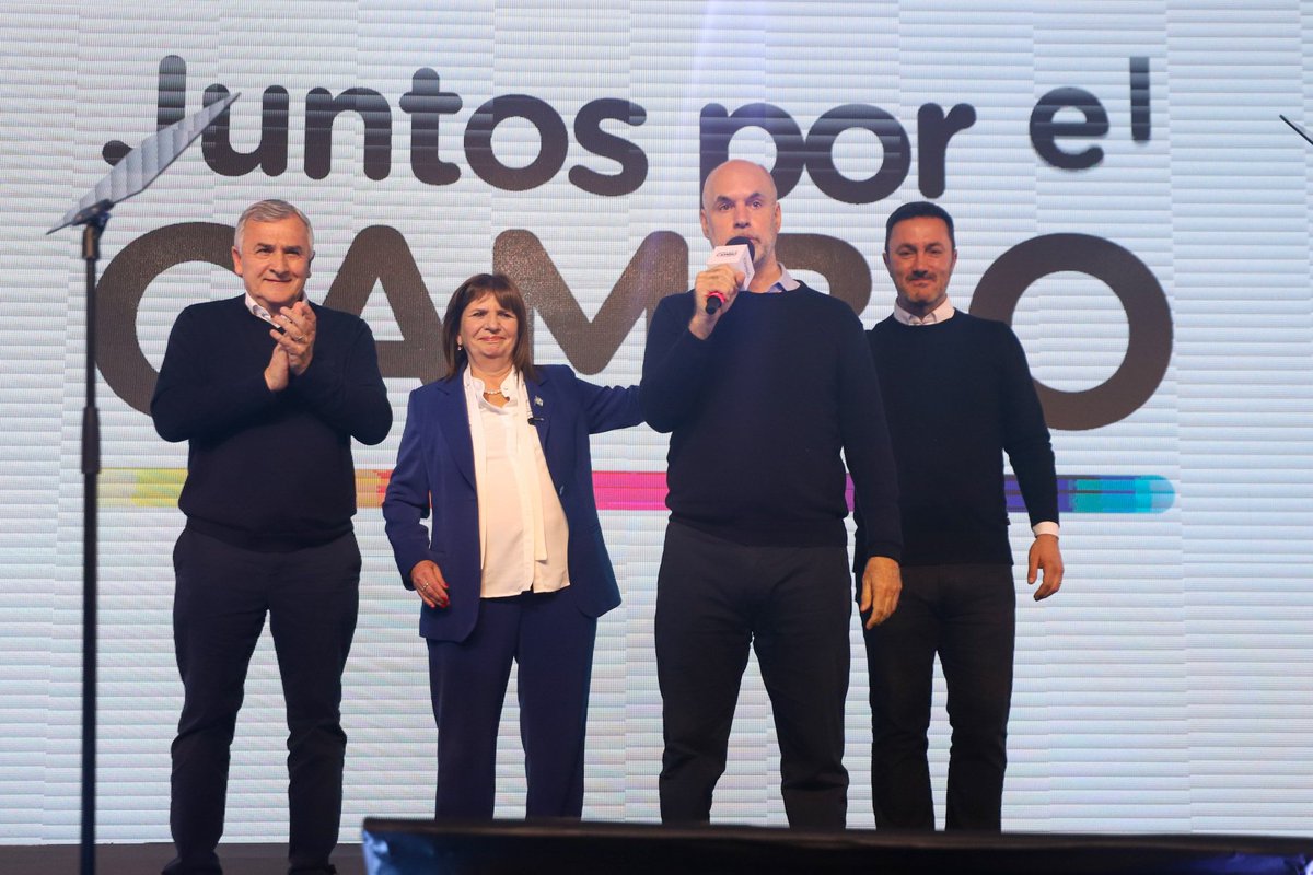 GerardoMorales's tweet photo. La unidad de @juntoscambioar es la esperanza del pueblo argentino. Felicitaciones, @patobullrich y @luispetri. Hoy la sociedad se hizo escuchar en las urnas, y a partir de mañana vamos a trabajar juntos para dar vuelta la República Argentina. https://t.co/8kGQ4TTfFL