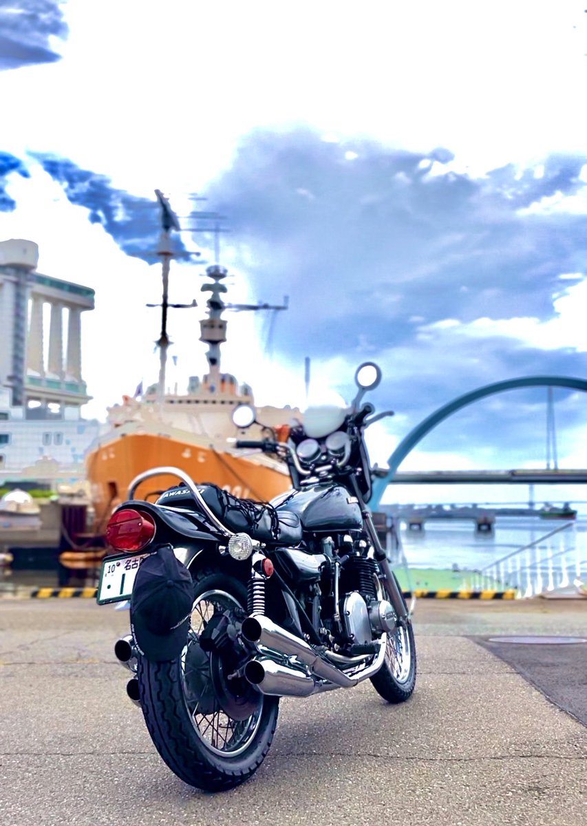 gotigu's tweet photo. ご近所ちょこツー
台風前に少しだけ

KAWASAKI KZ1000A1 1977 https://t.co/WbpqyIVbHe