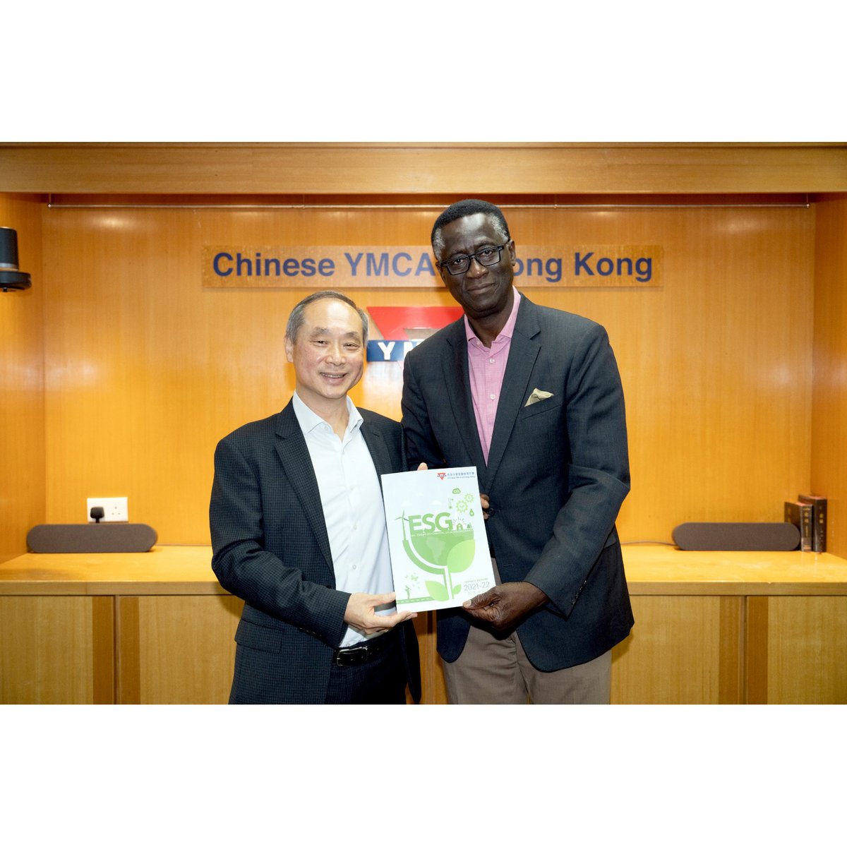 Our new ESG report is published! We are delighted to share with Mr. Carlos Sanvee, Secretary General of The World Alliance of YMCAs (WAY) in Hong Kong about our latest good news.  

Check out our latest ESG Report for more details:
ymca.org.hk/en/content/esg…

#YMCA #worldymca