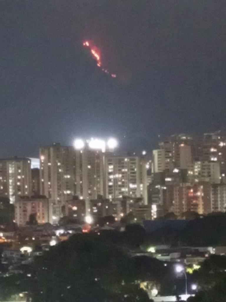 venezolana43200's tweet photo. #Ahora 11:14pm #13Agosto se mantiene incendio en #ElAvila por Horizonte sector #EstriboDeDuarte. Más de 6 horas ardiendo la montaña #SOS @InparquesVzla @BomberosCaracas @sunepinparques2 https://t.co/P2iaRtjulN