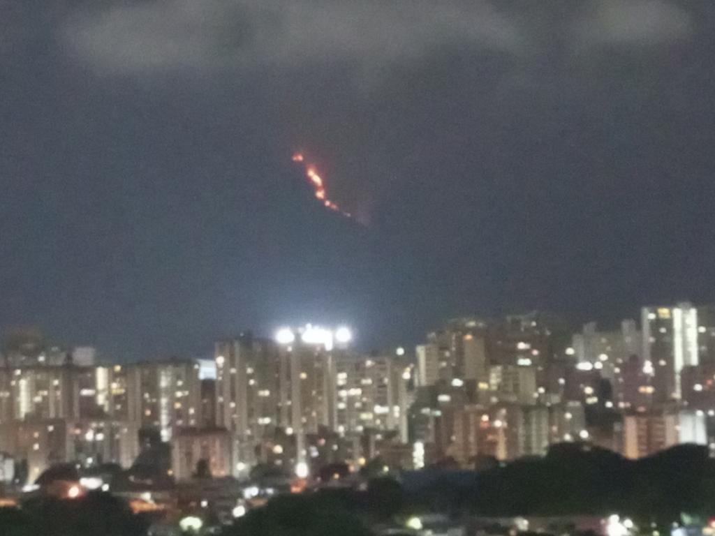 venezolana43200's tweet photo. #Ahora 11:14pm #13Agosto se mantiene incendio en #ElAvila por Horizonte sector #EstriboDeDuarte. Más de 6 horas ardiendo la montaña #SOS @InparquesVzla @BomberosCaracas @sunepinparques2 https://t.co/P2iaRtjulN