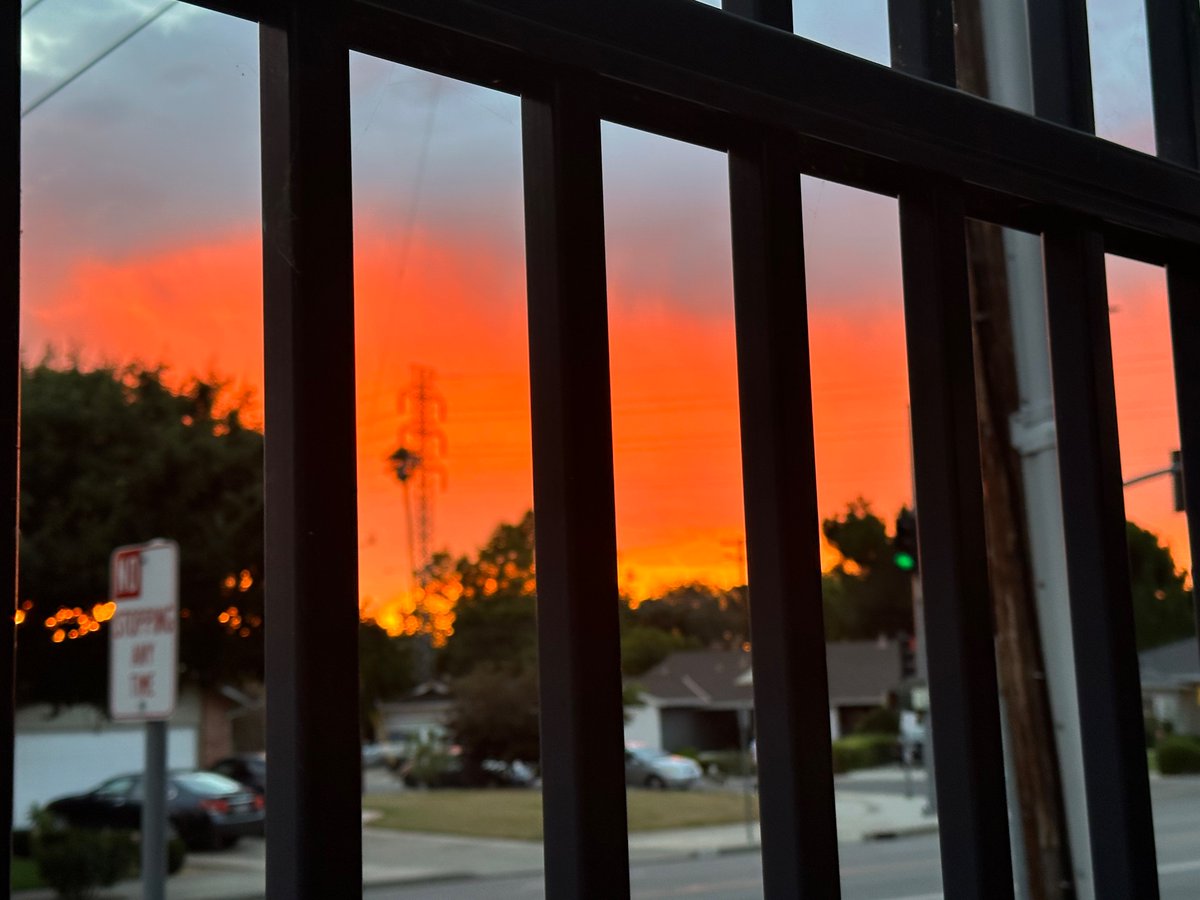 ctaMike's tweet photo. Deep red sunset this Sunday night in San Jose. Did you see it? A conflagration of colors. @NativeSantaCruz @RobMayeda @NWSBayArea @TunedToTheresa @CTAElizabeth @LyanneMelendez @karlmondon @PaulKPIX @JohnShrable https://t.co/xB4TNx6YiH