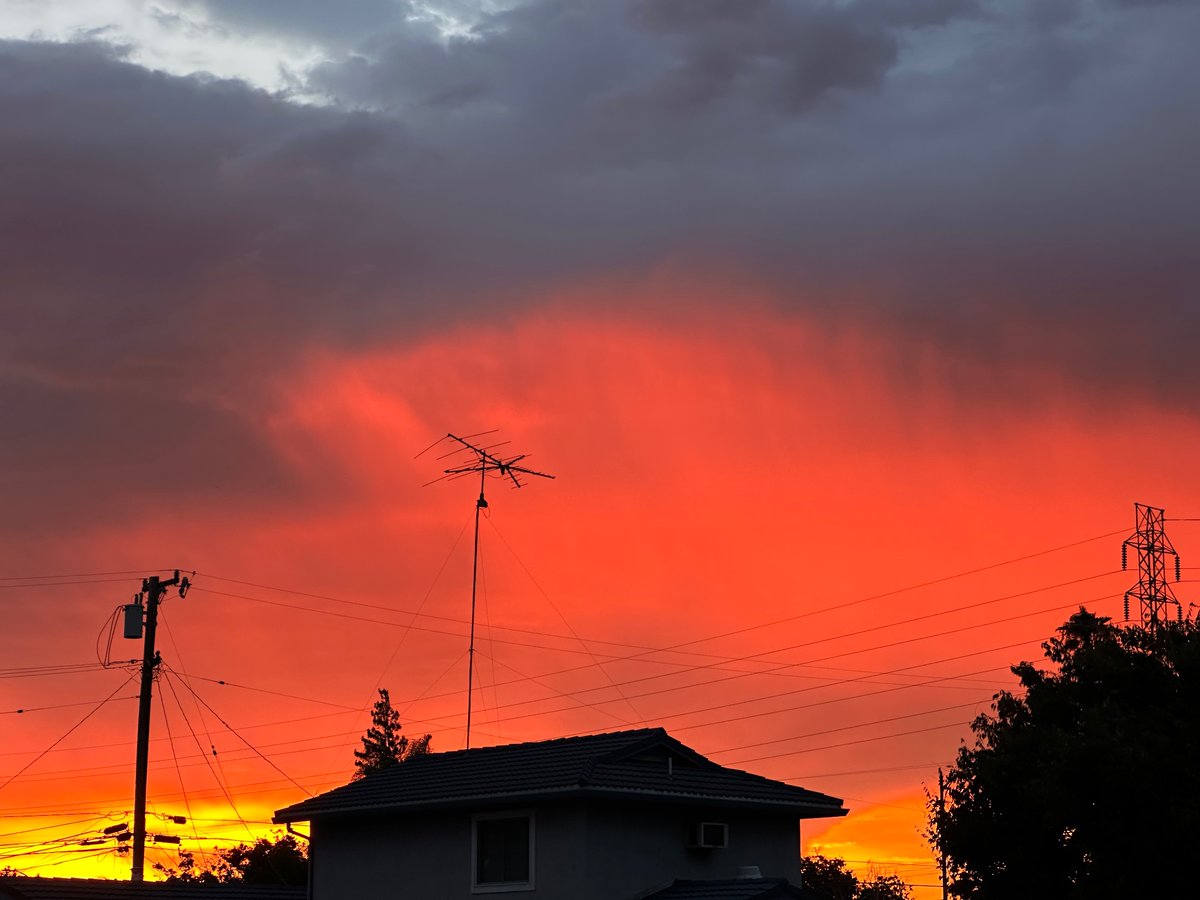 ctaMike's tweet photo. Deep red sunset this Sunday night in San Jose. Did you see it? A conflagration of colors. @NativeSantaCruz @RobMayeda @NWSBayArea @TunedToTheresa @CTAElizabeth @LyanneMelendez @karlmondon @PaulKPIX @JohnShrable https://t.co/xB4TNx6YiH