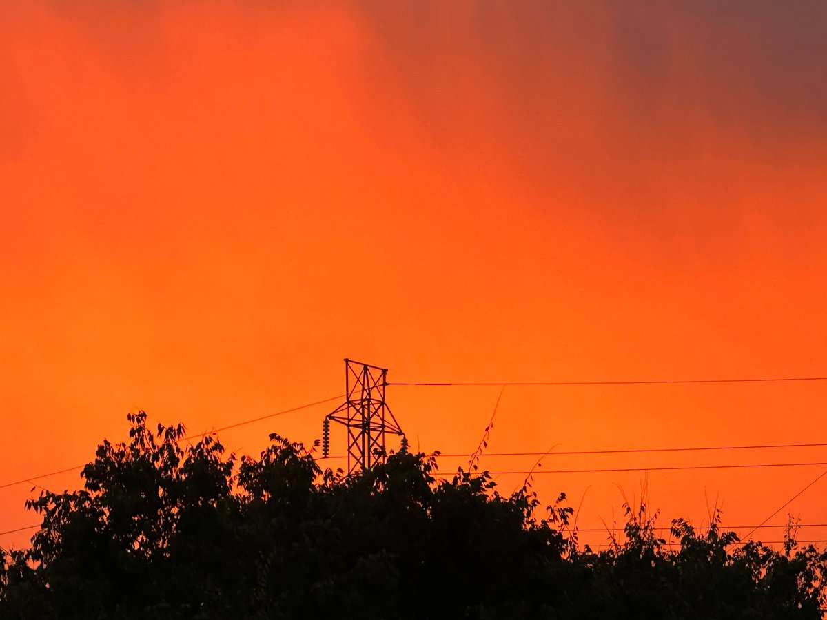 ctaMike's tweet photo. Deep red sunset this Sunday night in San Jose. Did you see it? A conflagration of colors. @NativeSantaCruz @RobMayeda @NWSBayArea @TunedToTheresa @CTAElizabeth @LyanneMelendez @karlmondon @PaulKPIX @JohnShrable https://t.co/xB4TNx6YiH