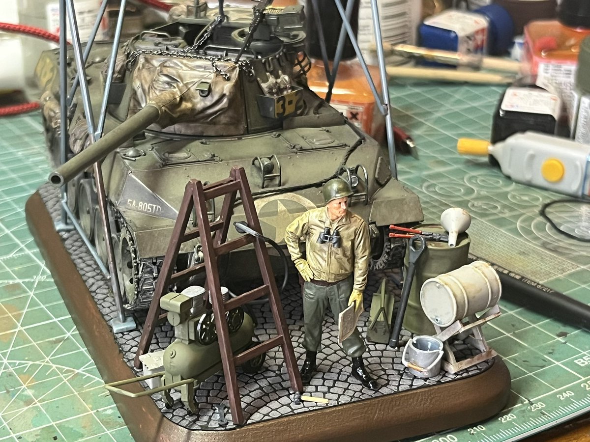 お疲れ様です
本日ヨドバシカメラ博多にて所属しているサークル
F.M.M（福岡モデラーズミーティング）
の作品展示作業を行いました。
戦車以外にもガンプラや艦船、戦闘機など展示しておりますのでお近くなどに来られた際は地下一階へ是非お立ち寄りください！。
 #ヨドバシカメラマルチメディア博多