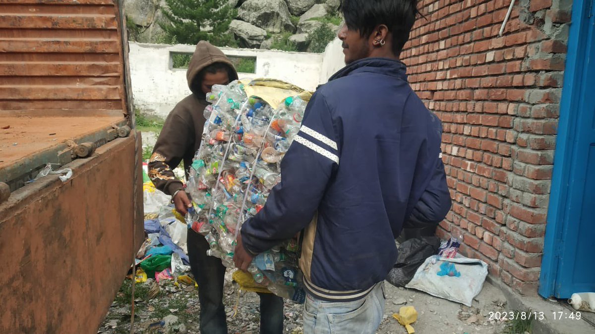 iPradeepSangwan's tweet photo. Rakcham (Kinnaur) material recovery facility 

Total Bales 

PET - 29 
Cardboard - 36 
MLP- 22
Clear Plastic-  8
Tetra Pack- 13 

Approx -6 tonnes &amp; total 108 bales

Transported for recycling. Our bit for the earth 

#HappyIndependenceDay2023 https://t.co/MVYtwBYgAE