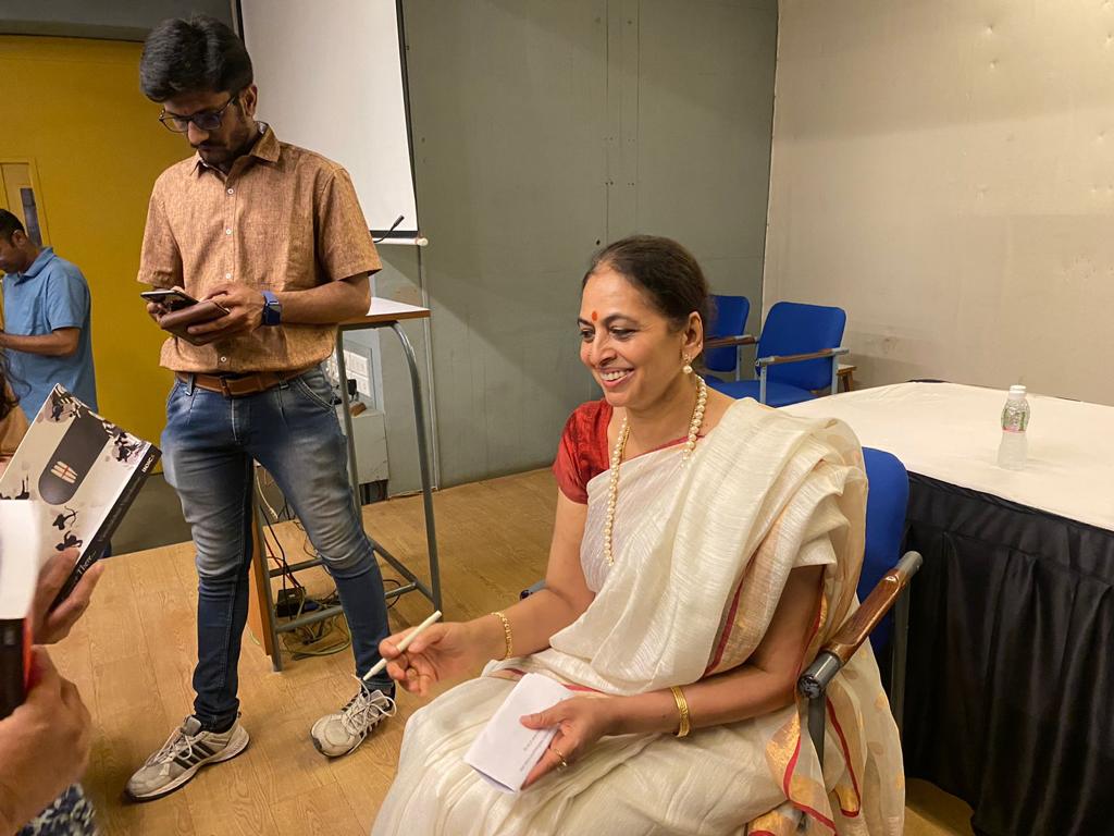IndicaOrg's tweet photo. #ForeverThere Snaps from the #BookLaunch event in Ahmedabad https://t.co/I00tbiZ93Y