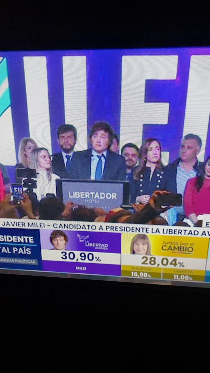 esteban221215's tweet photo. Tengo la sensación que el candidato de Libertad Avanza es el nuevo Libertador del país. Un aplauso al jefe de Marketing 👏👏
@JMilei 
#Milei2023 
#MileiPresidente 
#mileipresidente2023 
#Milei 
#chaucasta https://t.co/H6RTpr638i