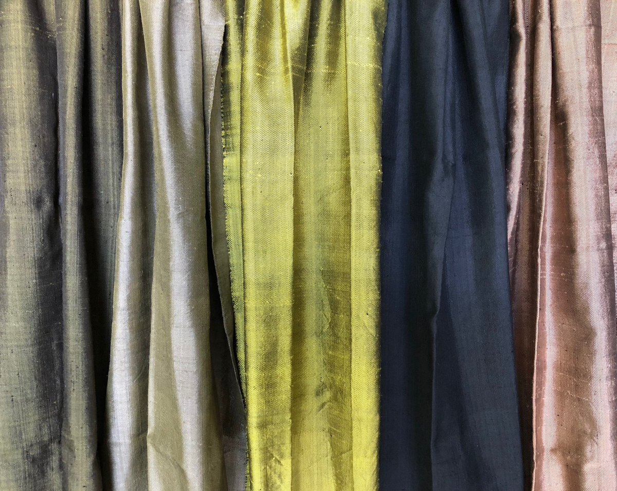 IKTT_official's tweet photo. 上品な光沢、滑らかな質感が特徴的なカンボジアの伝統的な織物Phamong Scarf。タテ糸、ヨコ糸それぞれ違う色の糸を使い綾織で織ったスカーフは光に当たると様々な色に輝きます。

IKTT展示販売会
8/26,27(土日)
場所：軽井沢観光会館 https://t.co/Li9FuT1mI5