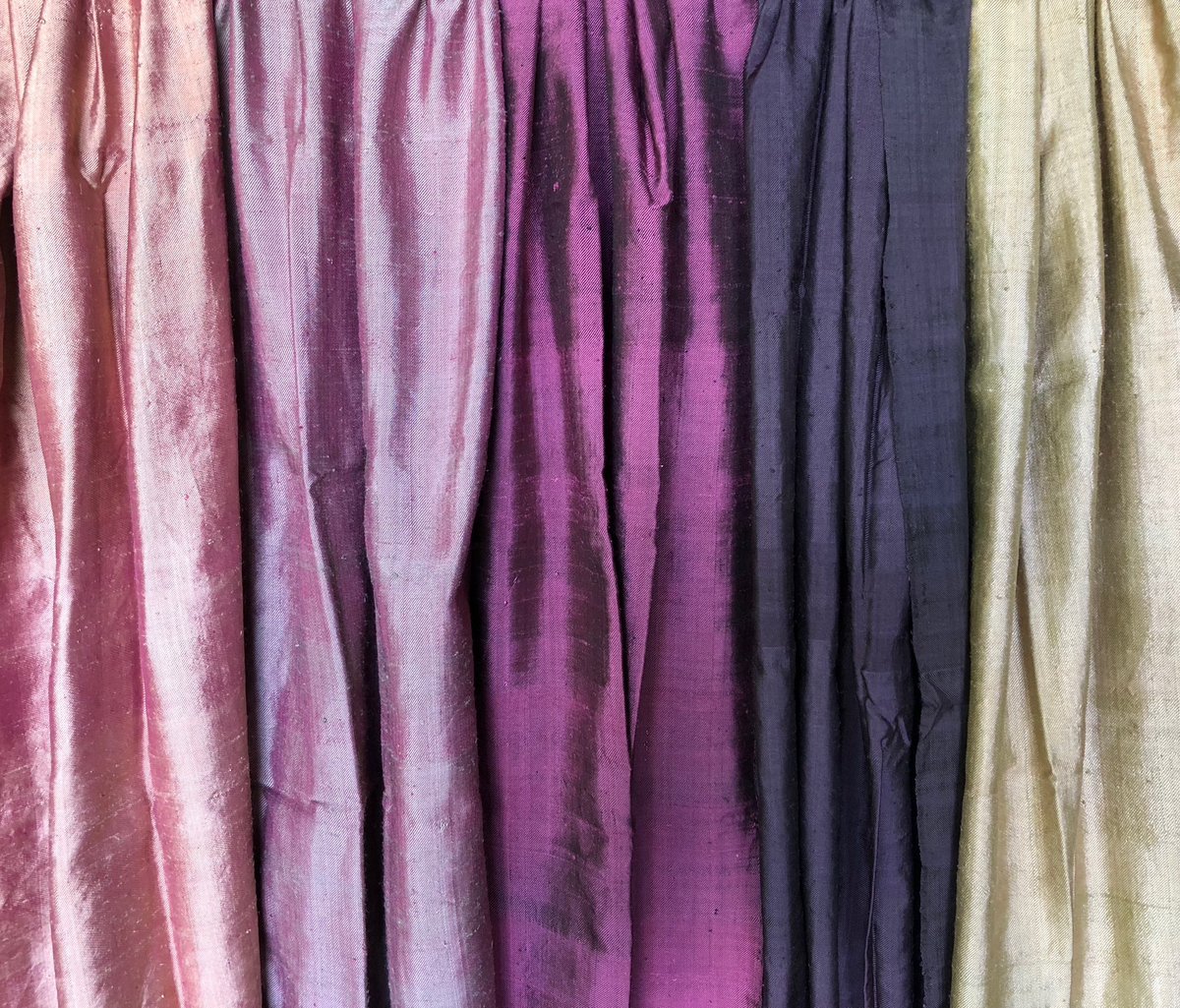 IKTT_official's tweet photo. 上品な光沢、滑らかな質感が特徴的なカンボジアの伝統的な織物Phamong Scarf。タテ糸、ヨコ糸それぞれ違う色の糸を使い綾織で織ったスカーフは光に当たると様々な色に輝きます。

IKTT展示販売会
8/26,27(土日)
場所：軽井沢観光会館 https://t.co/Li9FuT1mI5
