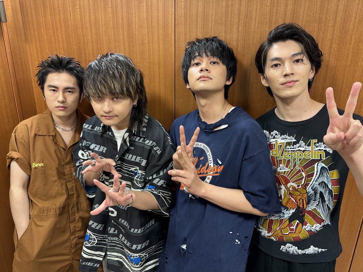 #CDTVライブライブ 
夏フェス4時間半SP🏖⚡️ 
本番直前ショットで実況中だよ📸  

続いては #DISH// が登場！ 
メンバー全員で作曲した最新曲 
「HAPPY」をフルサイズでテレビ初披露🤩✨  

#CDTV 
#TBS