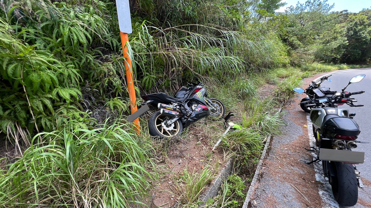 dora_okinawa's tweet photo. 東にバイク落ちていたけど…
ライダーさんは無事なのでしょうか…

＃バイク事故 https://t.co/fxcnXj79QF