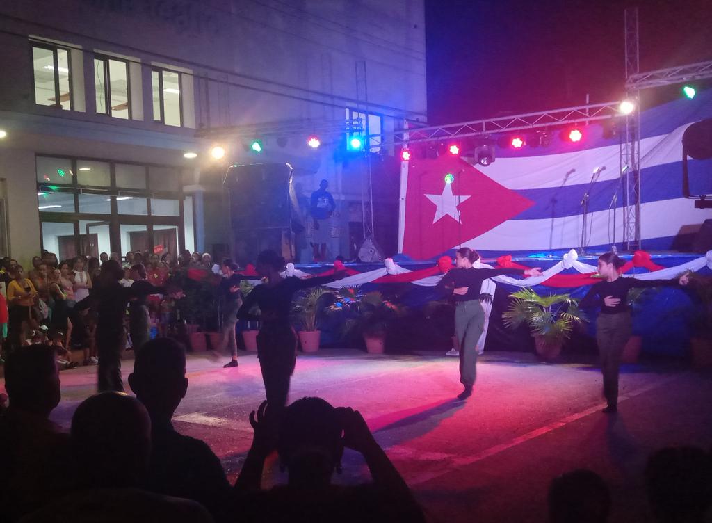 day_horta04's tweet photo. Representación de la #Cujae y la #UCMM en el acto en la Ciudad de Cárdenas por el natalicio de Fidel Castro. 
@AlmaCujae @rector_ucmm @FeuMtz @FeuCuba @ArqCujae @jonmeli22 https://t.co/hA3OL7rdU0